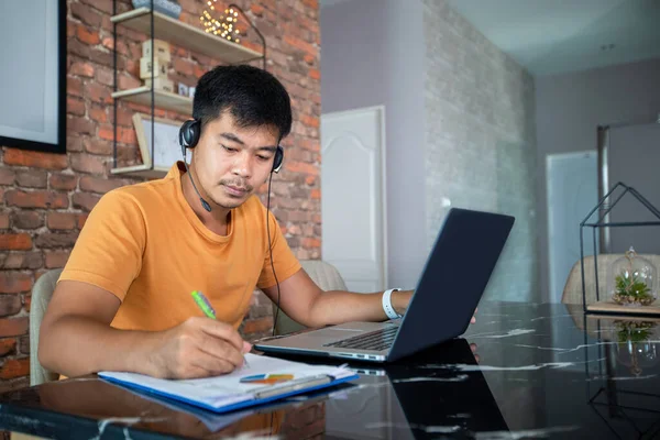 Empresários Asiáticos Está Usando Computadores Notebook Usar Fones Ouvido Para — Fotografia de Stock