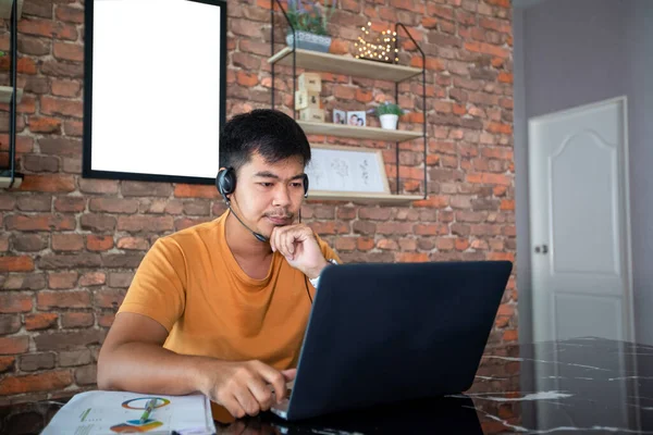 Азіатські Бізнесмени Використовують Ноутбуки Одягають Навушники Онлайн Зустрічей Роботи Вдома — стокове фото