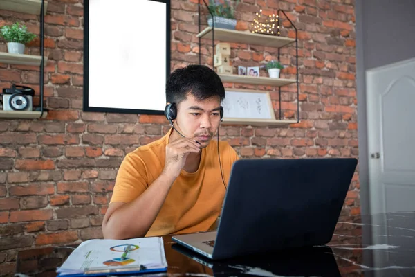 Азіатські Бізнесмени Використовують Ноутбуки Одягають Навушники Онлайн Зустрічей Роботи Вдома — стокове фото
