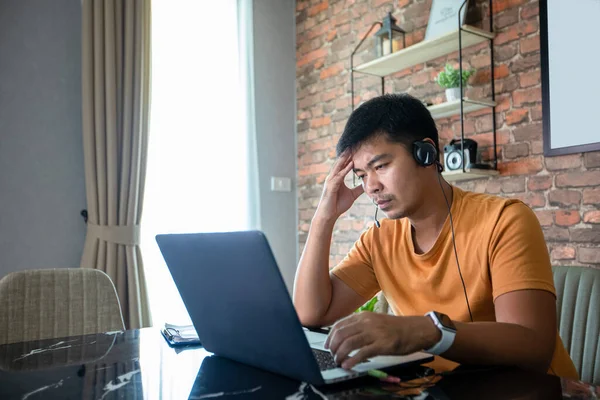 Азіатський Чоловік Використовує Ноутбук Старанно Працює Зустрічається Вдома Відчуває Стрес — стокове фото