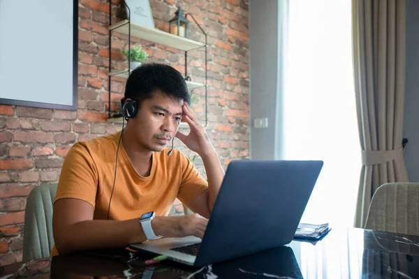 Asiático Homem Usa Notebook Computador Trabalha Duro Reunião Casa Ele — Fotografia de Stock