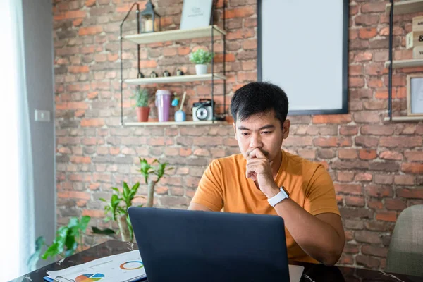 Азіатський Чоловік Використовує Ноутбук Старанно Працює Зустрічається Вдома Відчуває Стрес — стокове фото