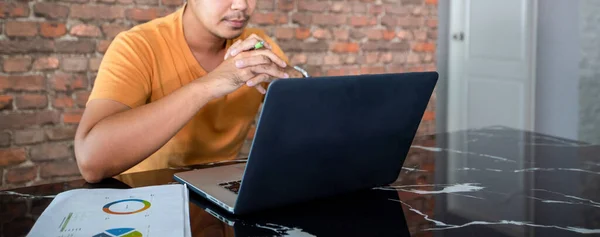 아시아 남자는 노트북 컴퓨터를 사용하고 열심히 일하고 집에서 만나고 스트레스와 — 스톡 사진