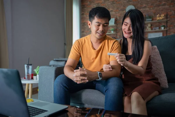 Mutlu Asyalı Çift Evdeki Koltukta Yapılan Hamilelik Testinden Sonra Gülümsüyor — Stok fotoğraf