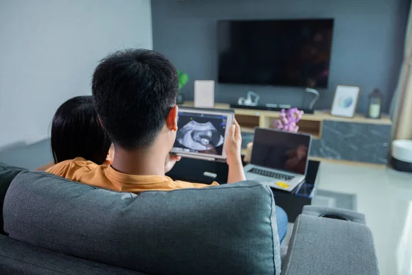 Asyalı Güzel Hamile Kadın Koca Evdeki Oturma Odasında Ultrason Taraması — Stok fotoğraf
