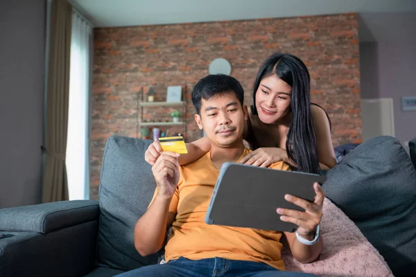 Asyalı Çift Internetten Alışveriş Yapıyor Dizüstü Bilgisayardan Kredi Kartıyla Ödeme — Stok fotoğraf