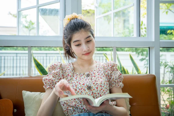 Азиатские Женщины Читают Книгу Саду Дома Спокойное Время — стоковое фото