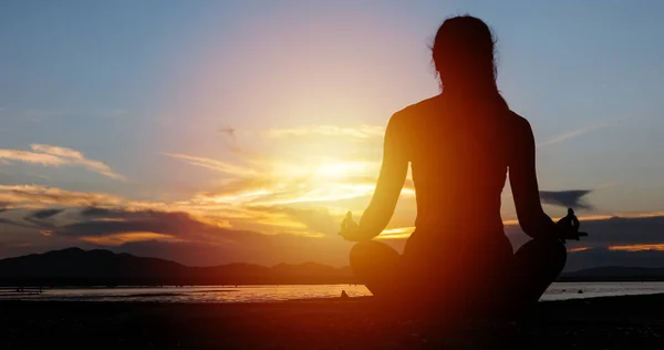 Silhouette Mujeres Asiáticas Están Haciendo Ejercicio Con Yoga Aire Libre —  Fotos de Stock