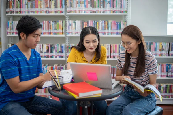 Grupo Estudiantes Asiáticos Sonríe Lee Libros Usa Cuaderno Para Compartir — Foto de Stock