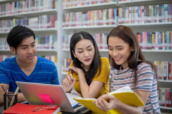 Grupo Estudiantes Asiáticos Sonríe Lee Libros Usa Cuaderno Para Compartir —  Fotos de Stock