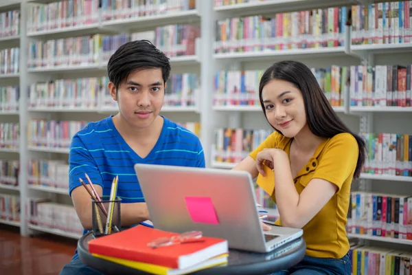 Grupo Estudiantes Asiáticos Sonríe Lee Libros Usa Cuaderno Para Compartir —  Fotos de Stock