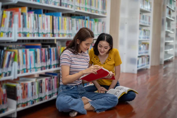 Группа Азиатских Студентов Улыбка Чтение Книги Использование Ноутбука Помогает Обмениваться — стоковое фото