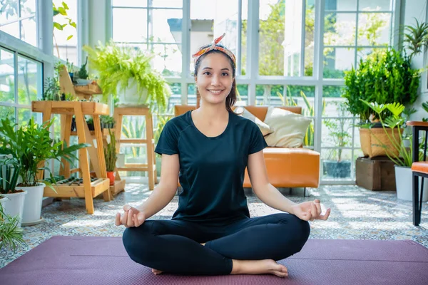 Sonrisa Feliz Hermosa Mujer Asiática Joven Estiramiento Ejercicio Entrenamiento Casa —  Fotos de Stock