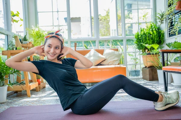 笑顔幸せな美しい若いアジアの女性ストレッチ運動ワークアウトで自宅 フィットネススポーツの女の子有酸素と健康的な概念 — ストック写真