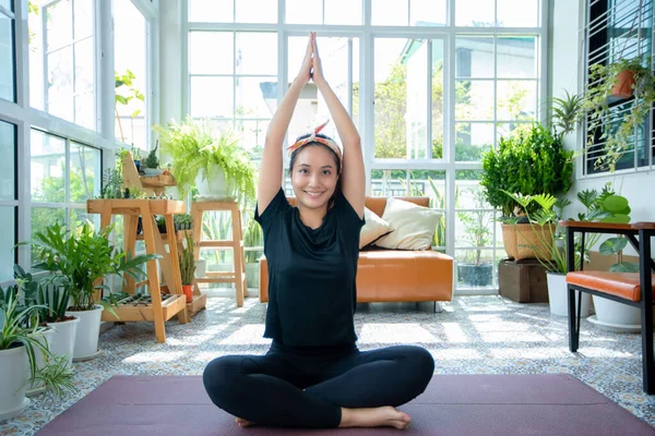 Sonrisa Feliz Hermosa Mujer Asiática Joven Estiramiento Ejercicio Entrenamiento Casa —  Fotos de Stock