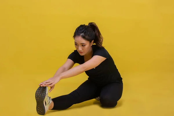 Glad Vackert Porträtt Ung Asiatisk Kvinna Stretching Motion Träning Gul — Stockfoto