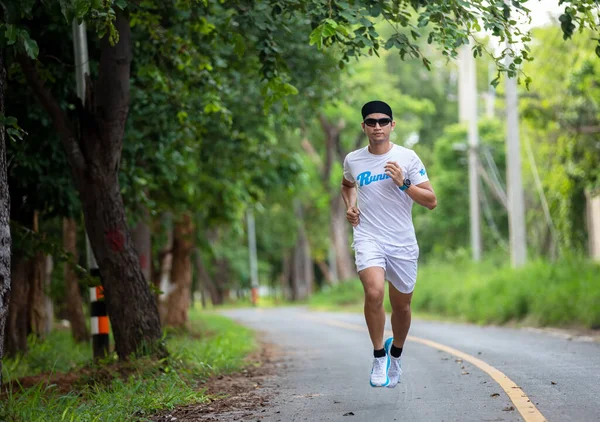 公園でジョギングやランニングアジアの男性 — ストック写真