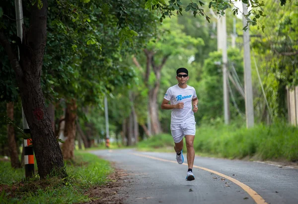 公園でジョギングやランニングアジアの男性 — ストック写真