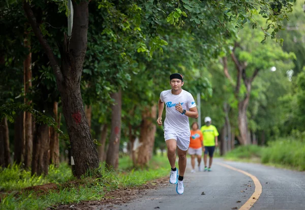 公園でジョギングやランニングアジアの男性 — ストック写真