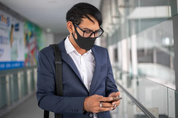 Asian Businessmen Wearing Mask Using Phones Work Morning — Stock Photo, Image