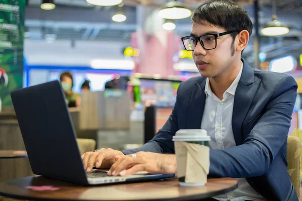 Asiatiska Affärsmän Pratar Telefon Och Dricker Kaffe Medan Arbetar — Stockfoto