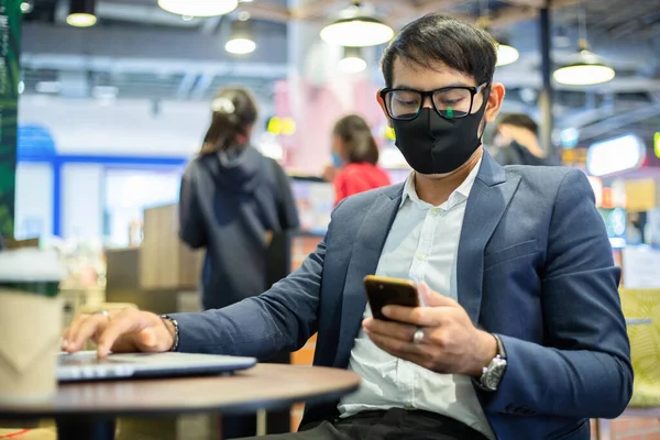 Los Hombres Negocios Asiáticos Están Hablando Por Teléfono Usando Libreta — Foto de Stock