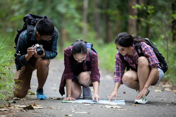 Grupo Asiático Jovens Caminhadas Com Amigos Mochilas Andando Juntas Olhando — Fotografia de Stock