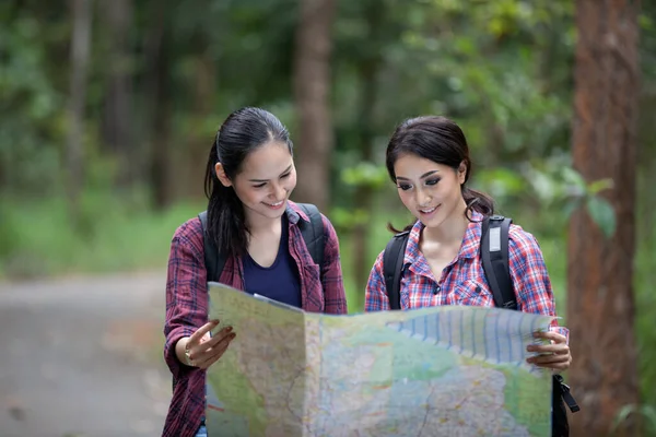 Asiático Grupo Jóvenes Senderismo Con Amigos Mochilas Caminando Juntos Mirando — Foto de Stock