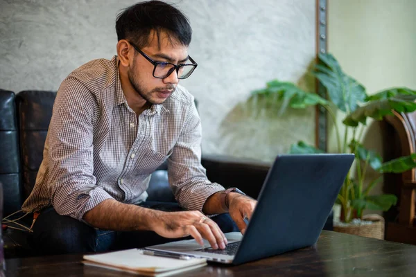 Empresário Asiático Digitando Laptop Trabalhando Home Office — Fotografia de Stock