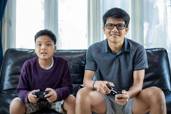 Aziatische Vader Zoon Genieten Van Het Spelen Van Video Games — Stockfoto