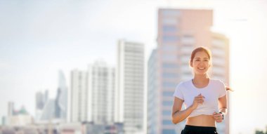 gülümseyen Asya 'lı genç spor koşucusu ve kentsel alanda antrenman yapan sporcu kadın, sağlıklı yaşam tarzı ve spor konsepti