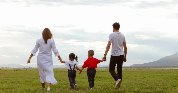 Família Asiática Andando Correndo Prado Pôr Sol Com Emoção Feliz — Fotografia de Stock