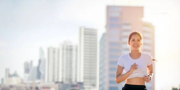 Sonriente Asiática Joven Fitness Deporte Mujer Corriendo Deportistas Entrenando Una — Foto de Stock
