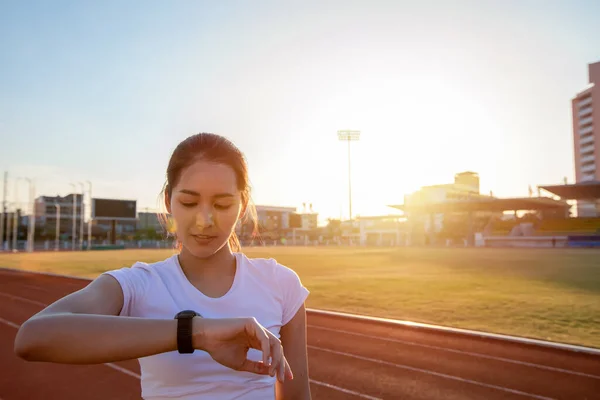 Las Mujeres Asiáticas Está Viendo Reloj Deportivo Reloj Inteligente Para — Foto de Stock