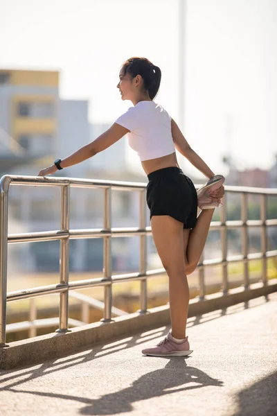 Улыбающиеся Женщины Азиатского Бегуна Делают Упражнения Растяжку Готовятся Утренней Тренировке — стоковое фото