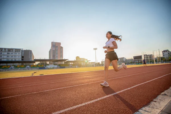 Asiática Joven Fitness Mujer Corredor Corriendo Pista Estadio — Foto de Stock