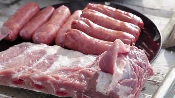 Plato Con Chorizos Costillas Crudos Para Una Barbacoa Bir Tabak — Stok video