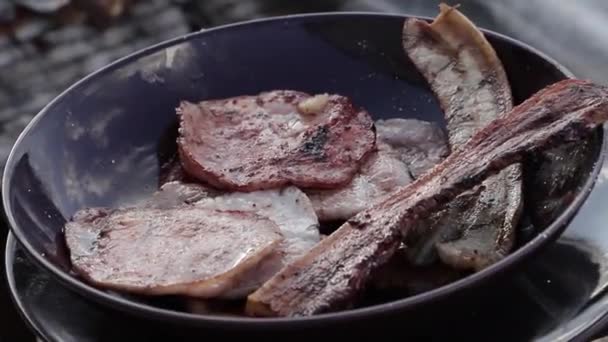 Una Mano Chico Sacando Panceta Cocinada Parrilla Plato Mano Niño — Vídeos de Stock