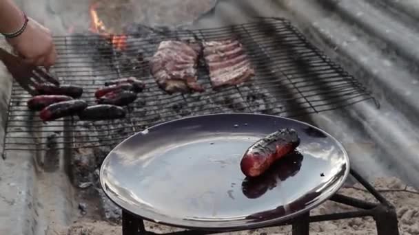 Una Mano Chico Poniendo Chorizos Cocinados Parrilla Sobre Plato Ręka — Wideo stockowe