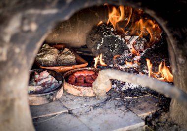 Chorizo, kuzu ve pastırma pişirmek için odun ve ateş ile kil fırın.