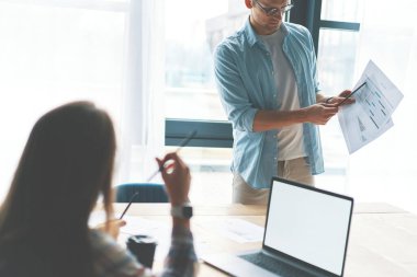 Danışmanlık konferansı seminerinde bir grup insanın önünde duran gözlüklü iş adamı.