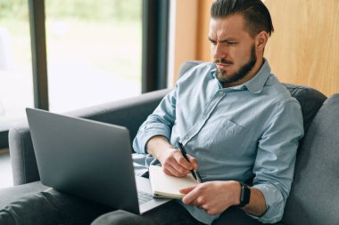 Kendine güveni tam genç bir adam.