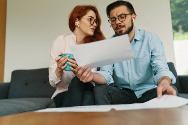 Kadın meslektaşıyla yeni bir başlangıç projesi hakkında tartışıyor