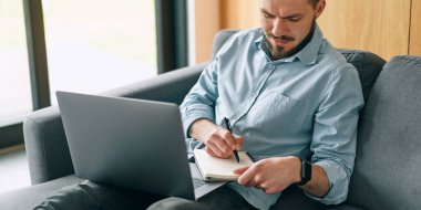 İşine odaklanmış, kendinden emin genç bir adam.