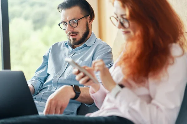 Zijaanzicht van thuis werkende jonge echtparen — Stockfoto