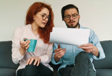 Kadın meslektaşıyla yeni bir başlangıç projesi hakkında tartışıyor