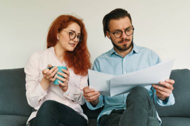 Modern ofiste birlikte çalışan iki genç iş adamı.