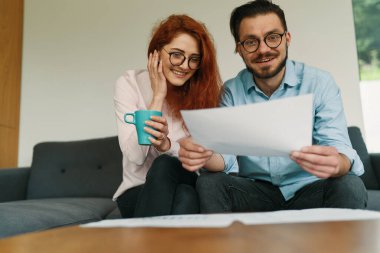 Çevrimiçi konferans veren iki genç iş adamı, mali rapor hazırlıyorlar.