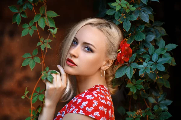 Menina Bonita Vestido Vermelho Com Flor Seu Cabelo Posando Rua — Fotografia de Stock