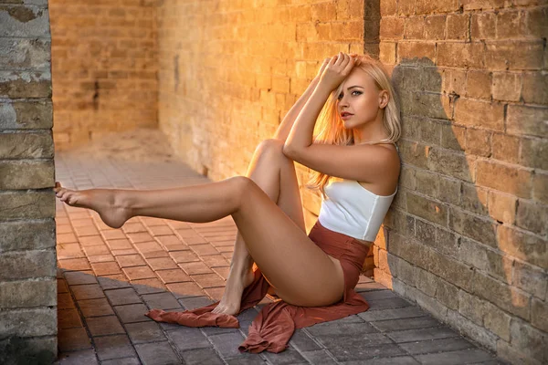Beautiful Blonde Woman Perfect Legs Resting Old Brick Castle Wall — Stock Photo, Image